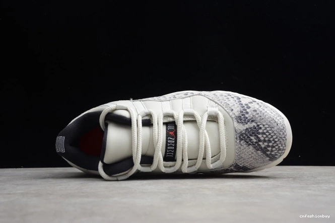 Bone Low 11 Air Light Snake CD6846-002 SE Jordan 1007